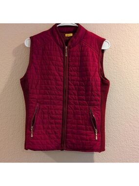 Daisy quilted vest, size Small,Red ,two front zipped pockets, polyester.